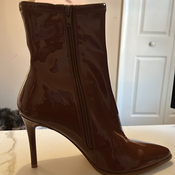 NWT Steve Madden Patent Leather Boot - Size 9 - Picture 5 of 8
